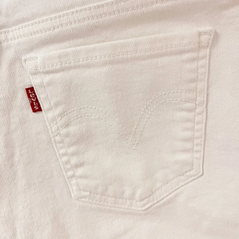 LEVIS Mid Length White Denim Shorts size 28/6 Cuffed Zipper Fly - Picture 9 of 11
